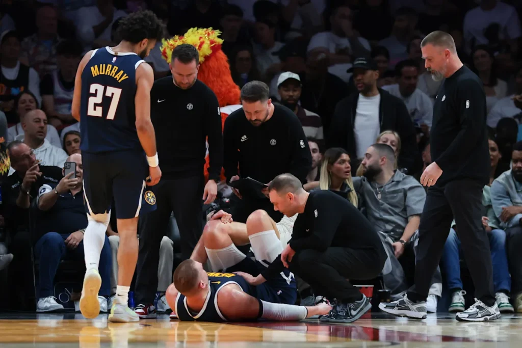 Nuggets star Nikola Jokić leaves game vs. Heat early after knee injury 1 9d975790 e524 11f0 bdc7 c98e722a847b