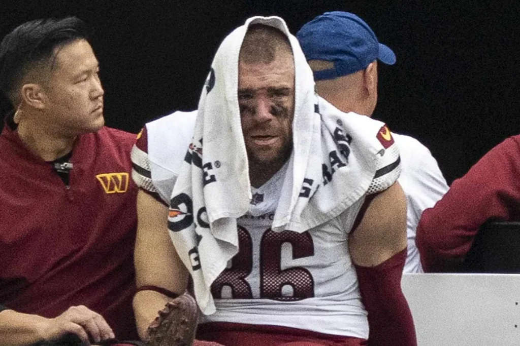Commanders' Zach Ertz Sobs as He's Taken Off the Field After Potentially Career-Ending Leg Injury 1 b47d4acfd8dc2f3339b043dbcd3f3463