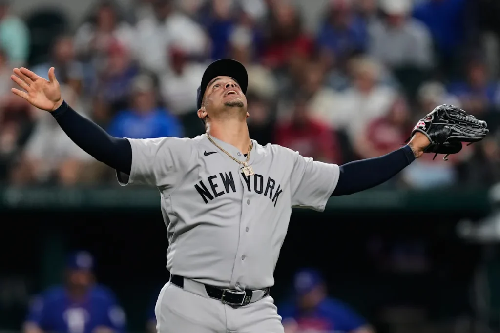 Infielder-turned-reliever Fernando Cruz highlights a night of defensive gems for the Yankees 1 3360df8eccf3a64d6b947d060536f220